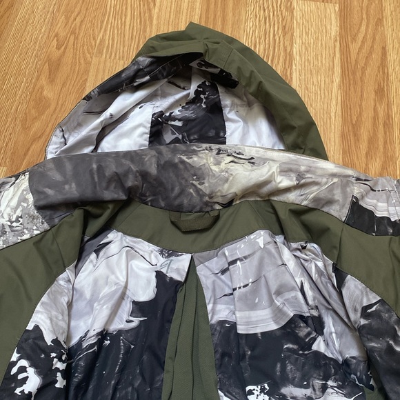 Lululemon Women's Fo Drizzle Jacket Fatigue Green Size 6 - Picture 3 of 8